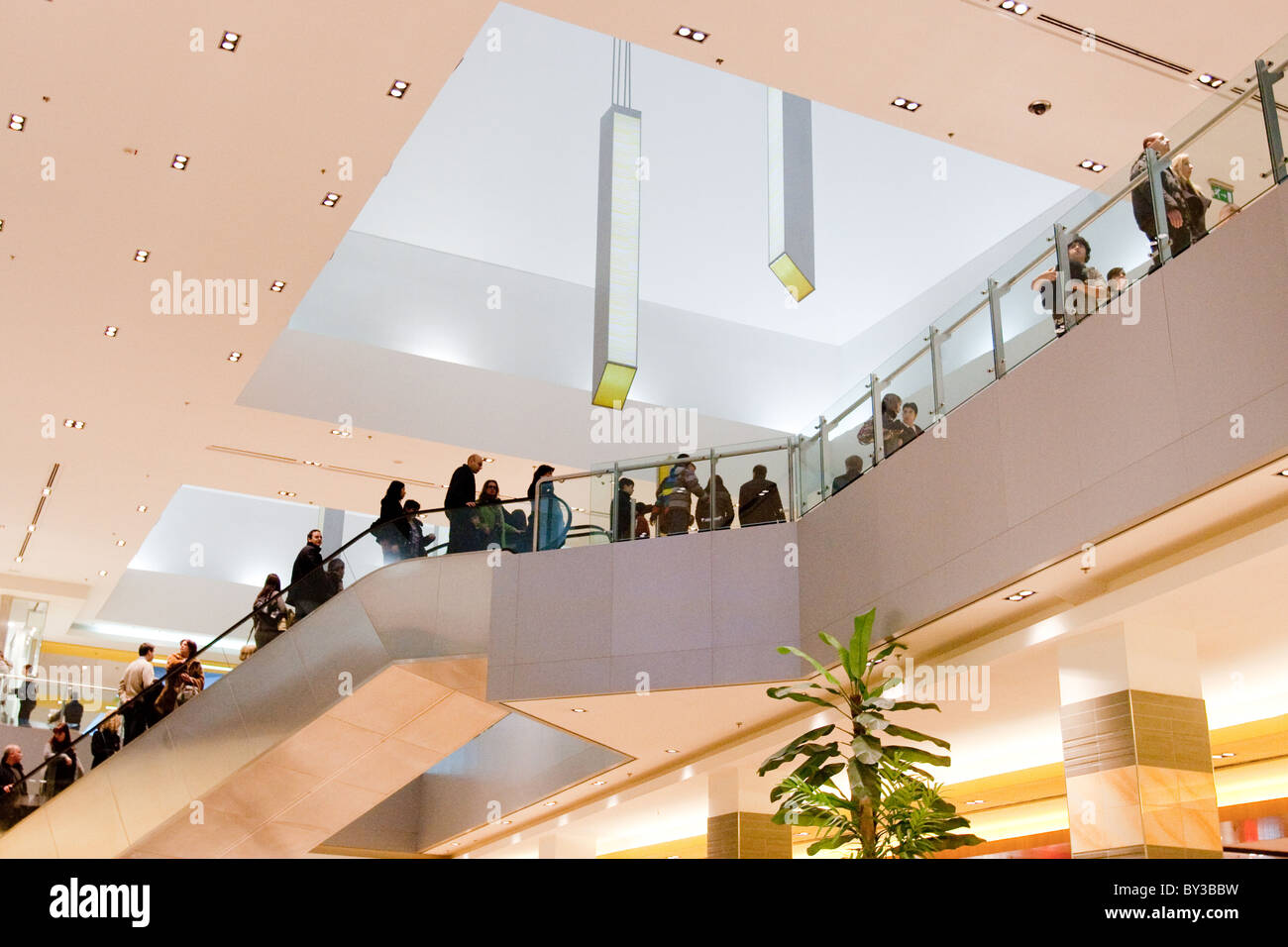 'Shopping centro'. Persone in 'shopping mall' all'interno della moderna architettura di interni di commerciale italiana a Roma Italia Europa Foto Stock