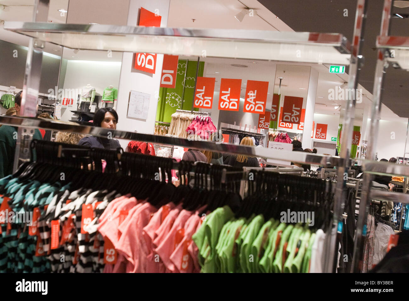 Vendite invernale in gennaio, sconti cartelli sulla finestra store in hight street nel centro della città di Roma Italia carrello Foto Stock