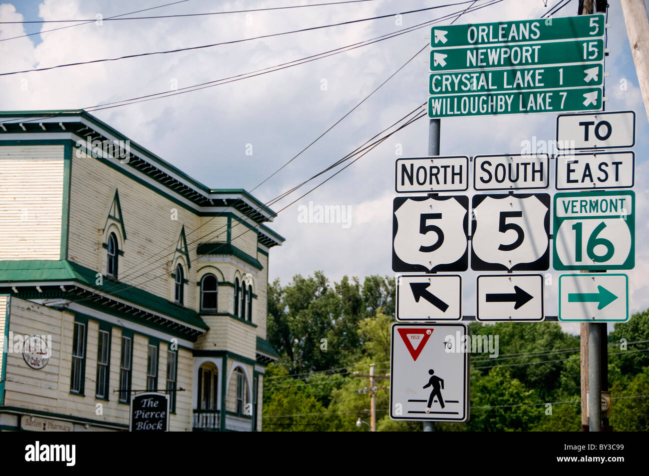 Segni del traffico nella città di Barton, Vermont negli Stati Uniti Foto Stock