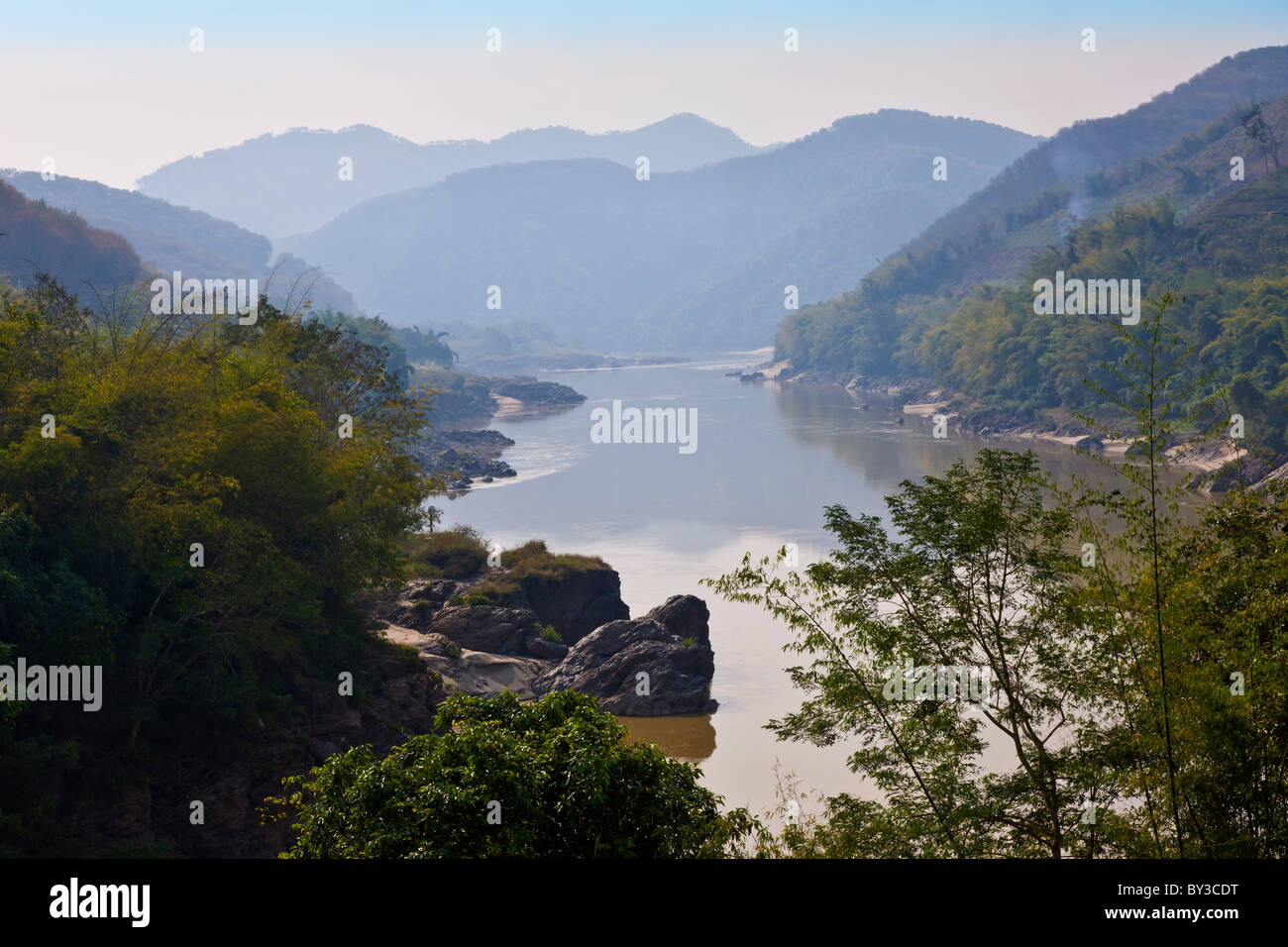 Il Lancang o del fiume Mekong, vicino a Jinghong, nella provincia dello Yunnan, Regione di Xishuangbanna, Repubblica Popolare Cinese. JMH4238 Foto Stock