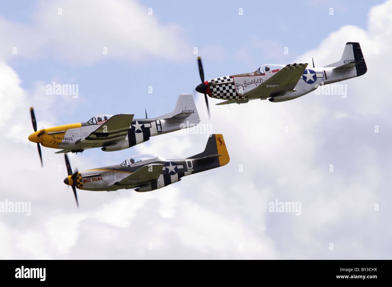 North American P-51D Mustangs percorse dai Cavalieri visualizzazione a Duxford Flying Legends Airshow di Foto Stock