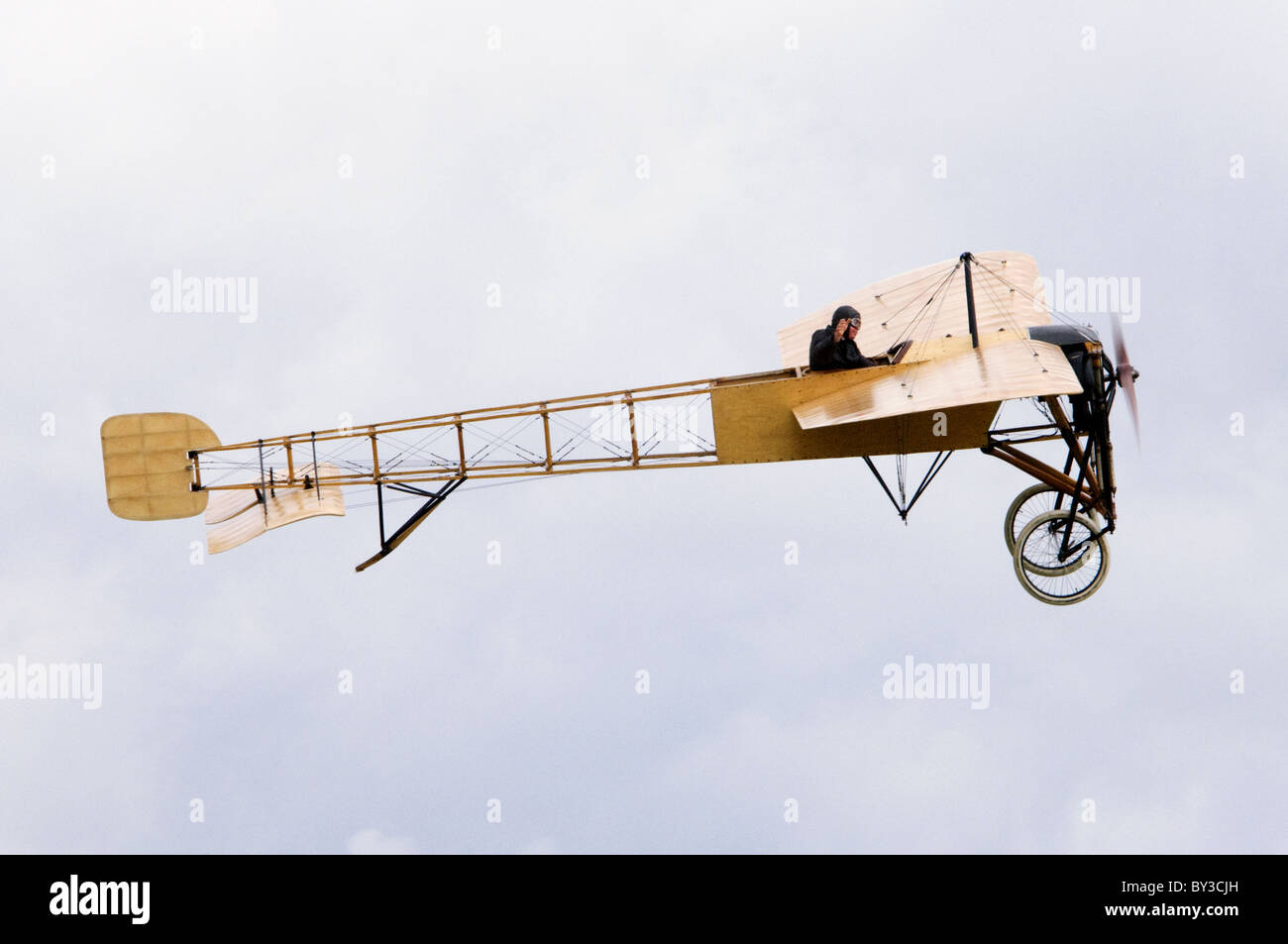 Bleriot XI piano Flyer replica visualizzando a Duxford Flying Legends Airshow di Foto Stock