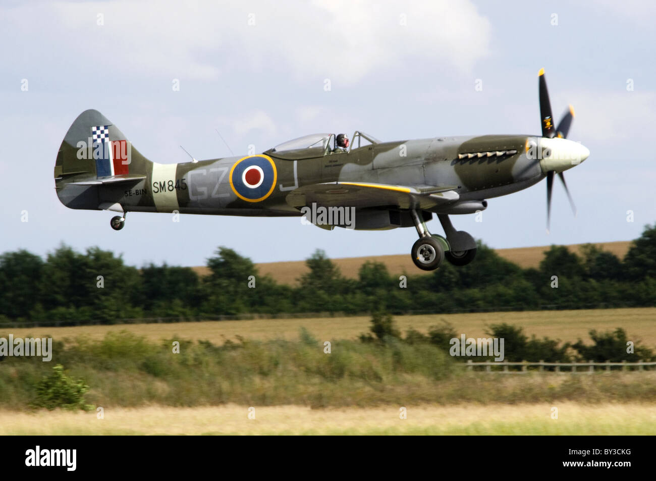 Il Supermarine Spitfire FR.XVIIIe nella RAF camuffamento di sbarco dopo la visualizzazione a Duxford Flying Legends Airshow di Foto Stock