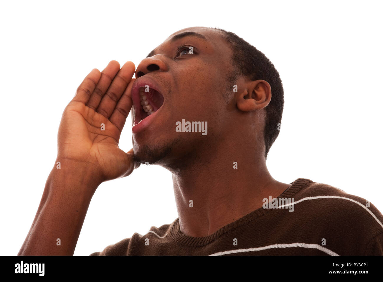 Giovani uomini africani urlando (isolato su bianco) Foto Stock