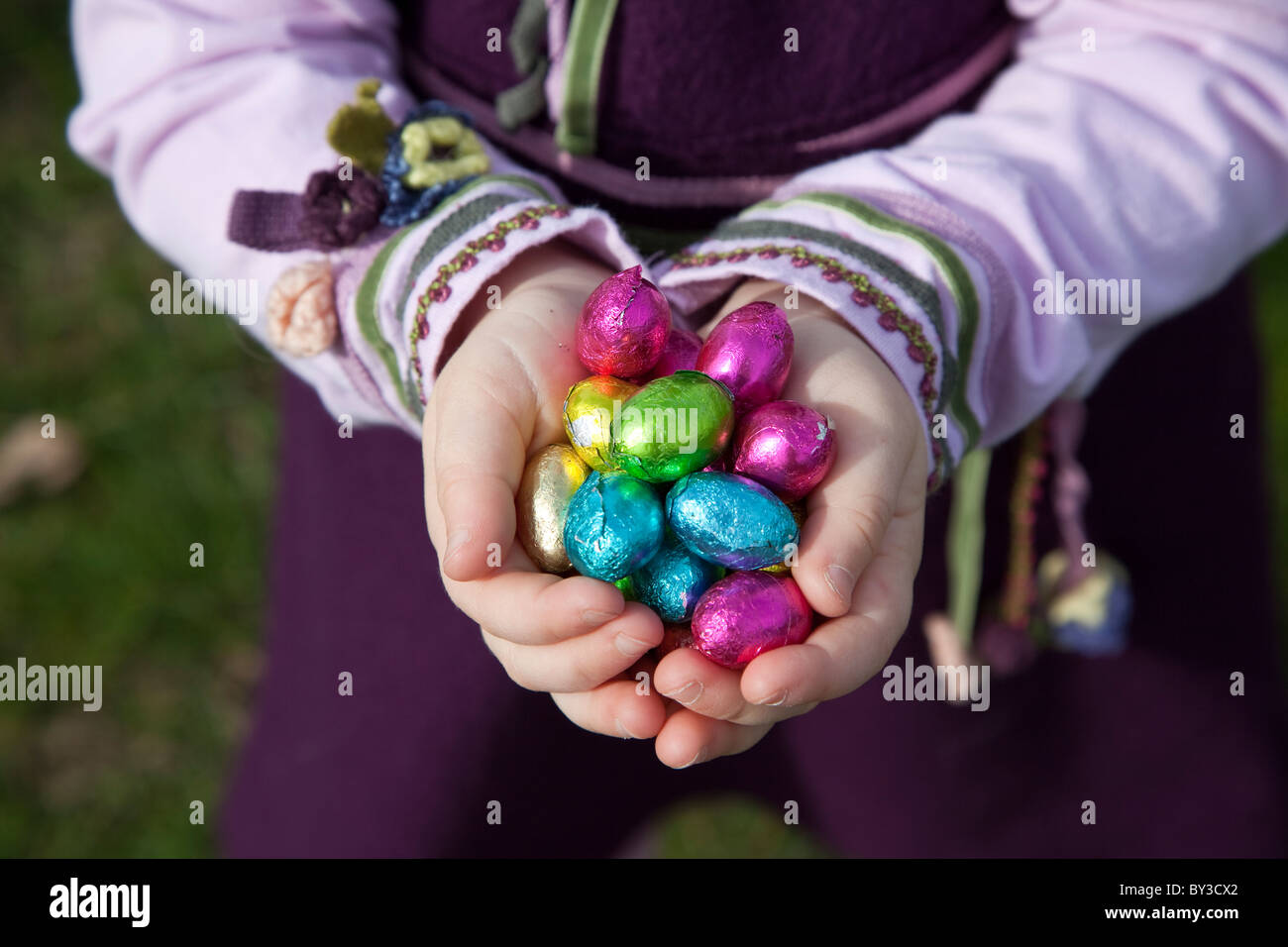 Ragazza su un uovo di Pasqua Caccia in Lancashire, Regno Unito. Foto Stock