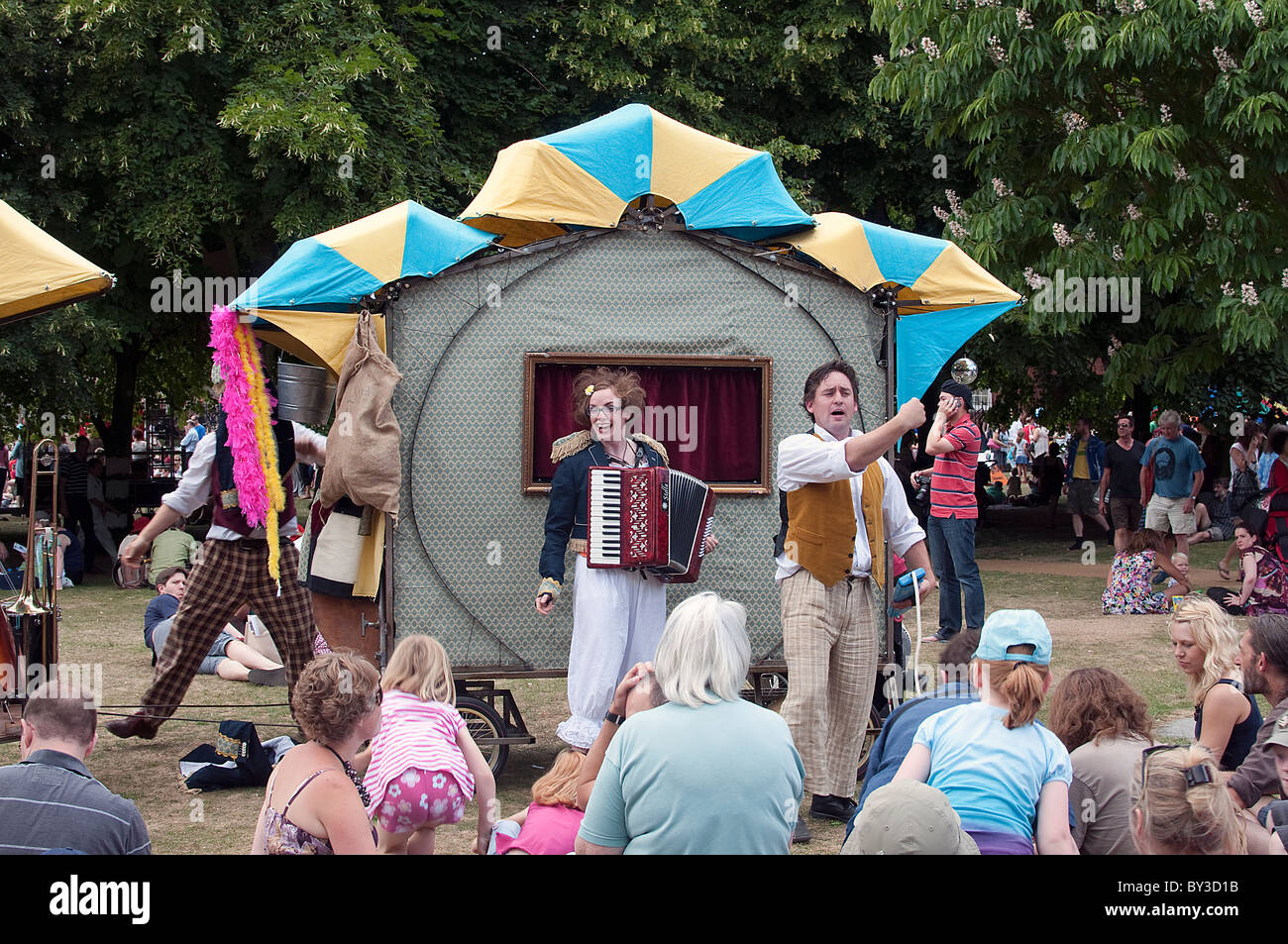 Gli artisti interpreti o esecutori al Winchester Hat Fair 2010, Hampshire, Inghilterra, Regno Unito Foto Stock