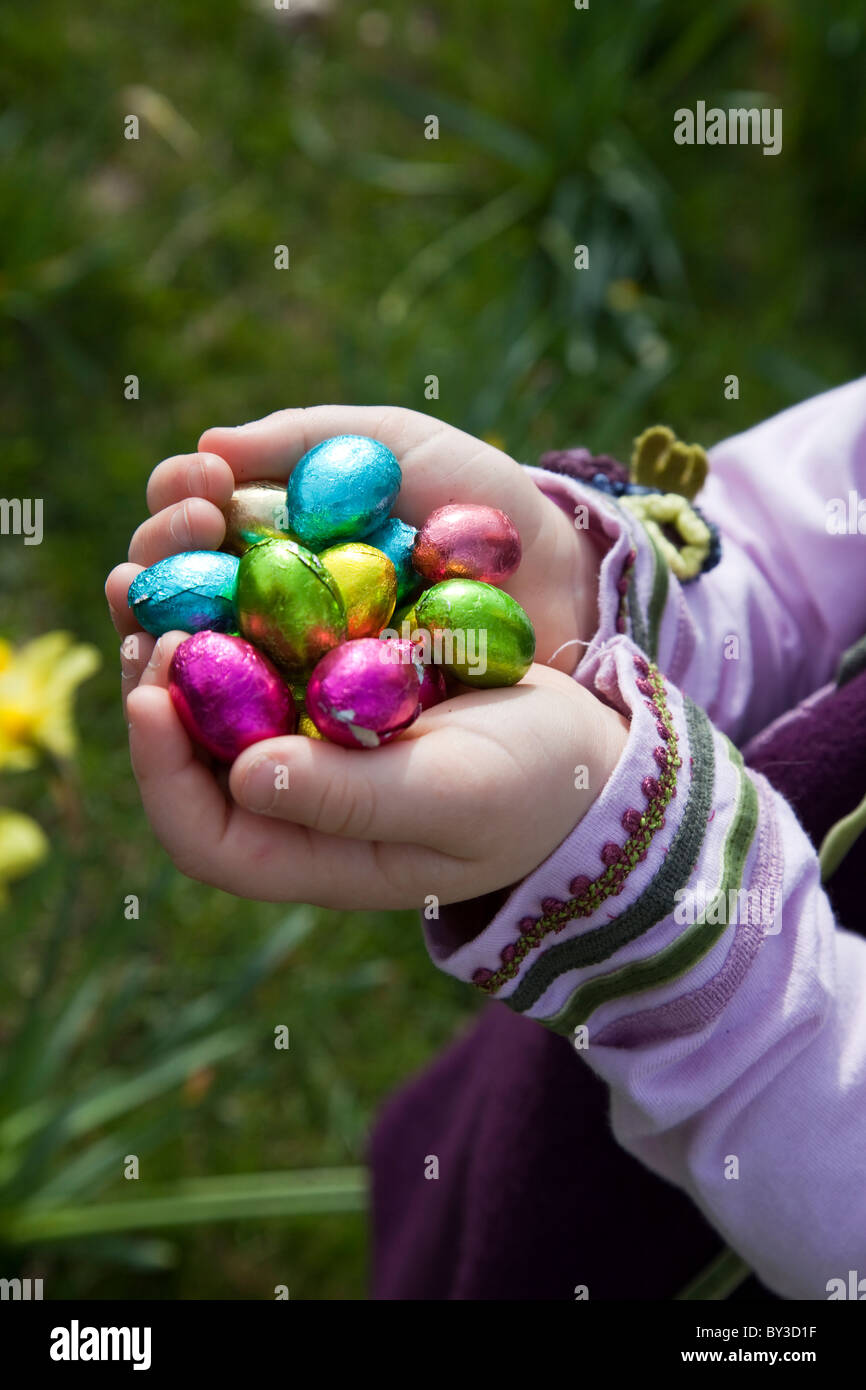 Ragazza su un uovo di Pasqua Caccia in Lancashire, Regno Unito. Foto Stock