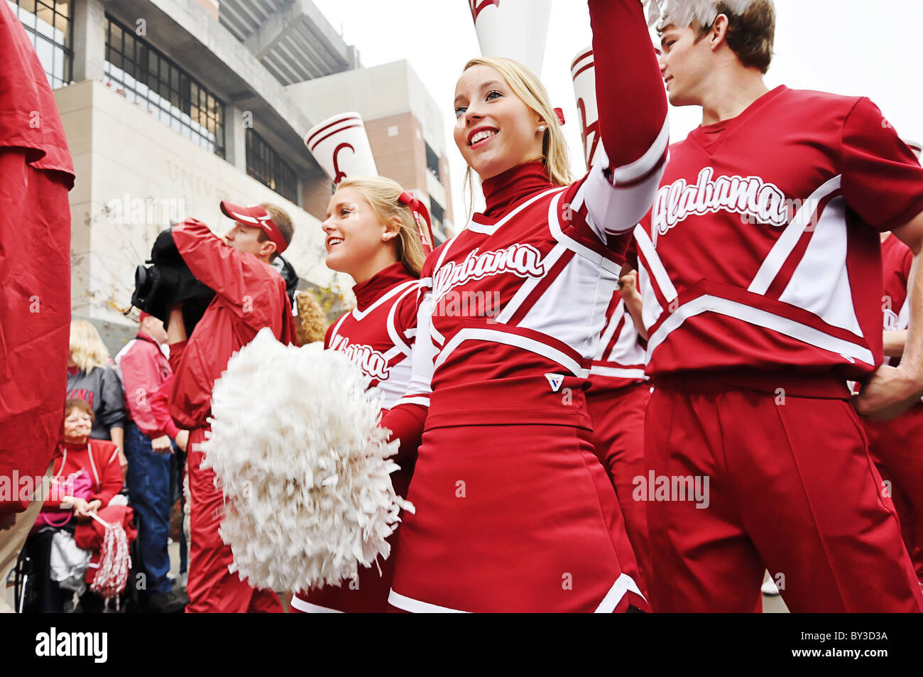 University of Alabama cheerleaders al Bryant Denny Stadium di Tuscaloosa, Alabama Foto Stock