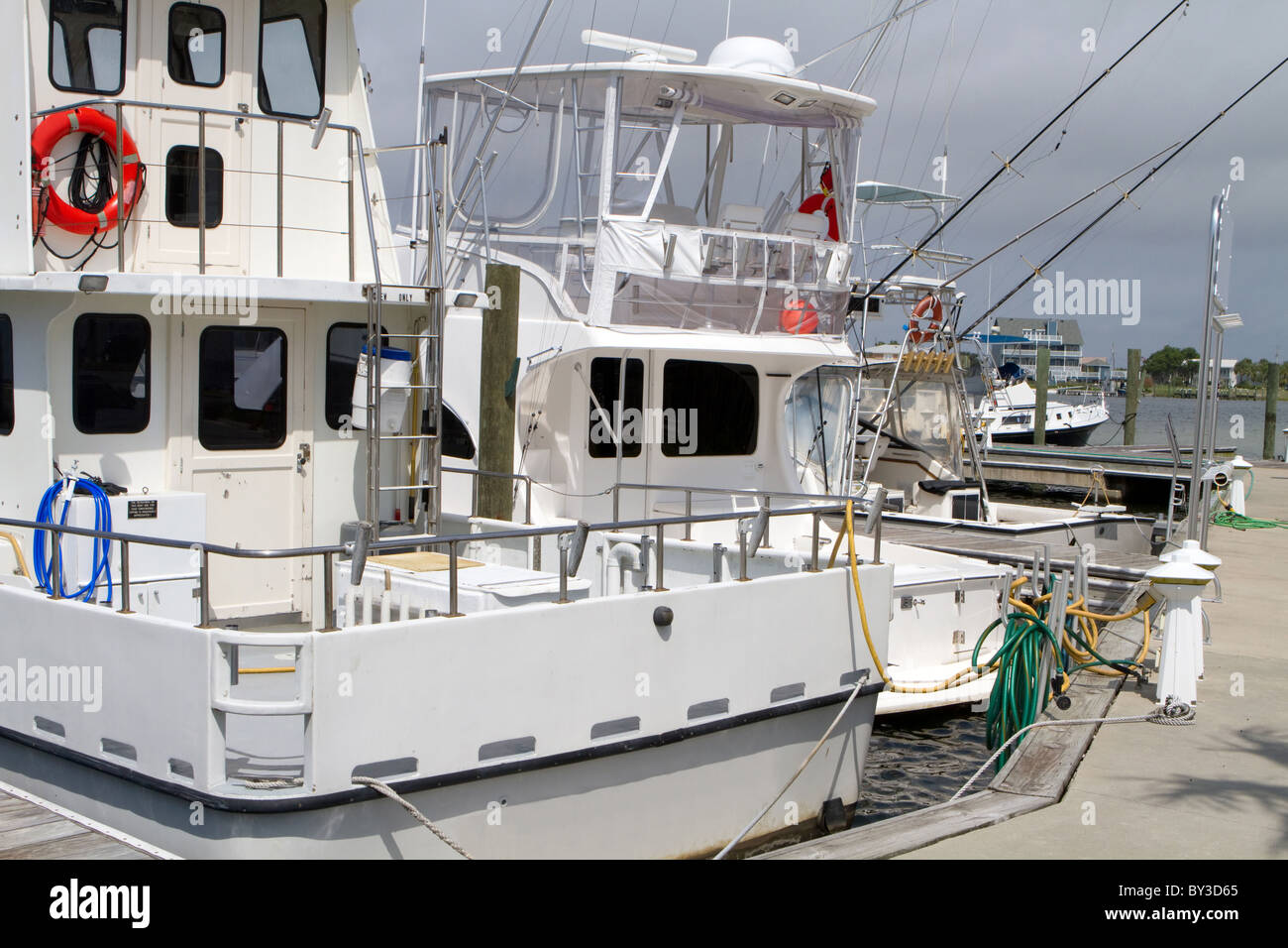 Charter di barche da pesca inattive al dock. Foto Stock