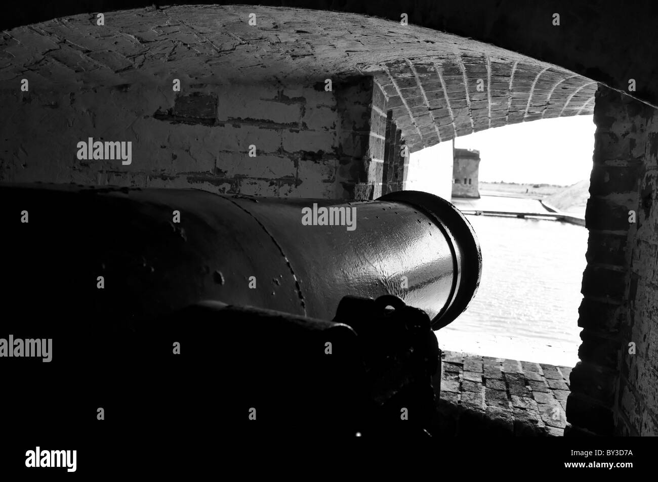 Canon rivolto in direzione di fossato a Fort Pulaski a Savannah, Georgia. Foto Stock