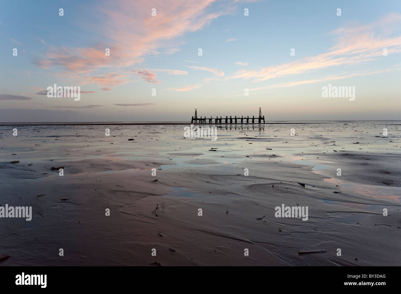 Regolazione del sole attraverso la Ribble Estuary visto da Lytham St Annes sulla costa di Fylde. Foto Stock