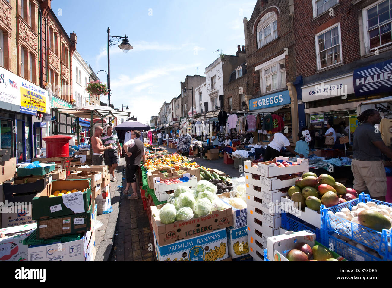 Mercato di frutta e verdura bancarelle su Deptford High Street. Foto:Jeff Gilbert Foto Stock
