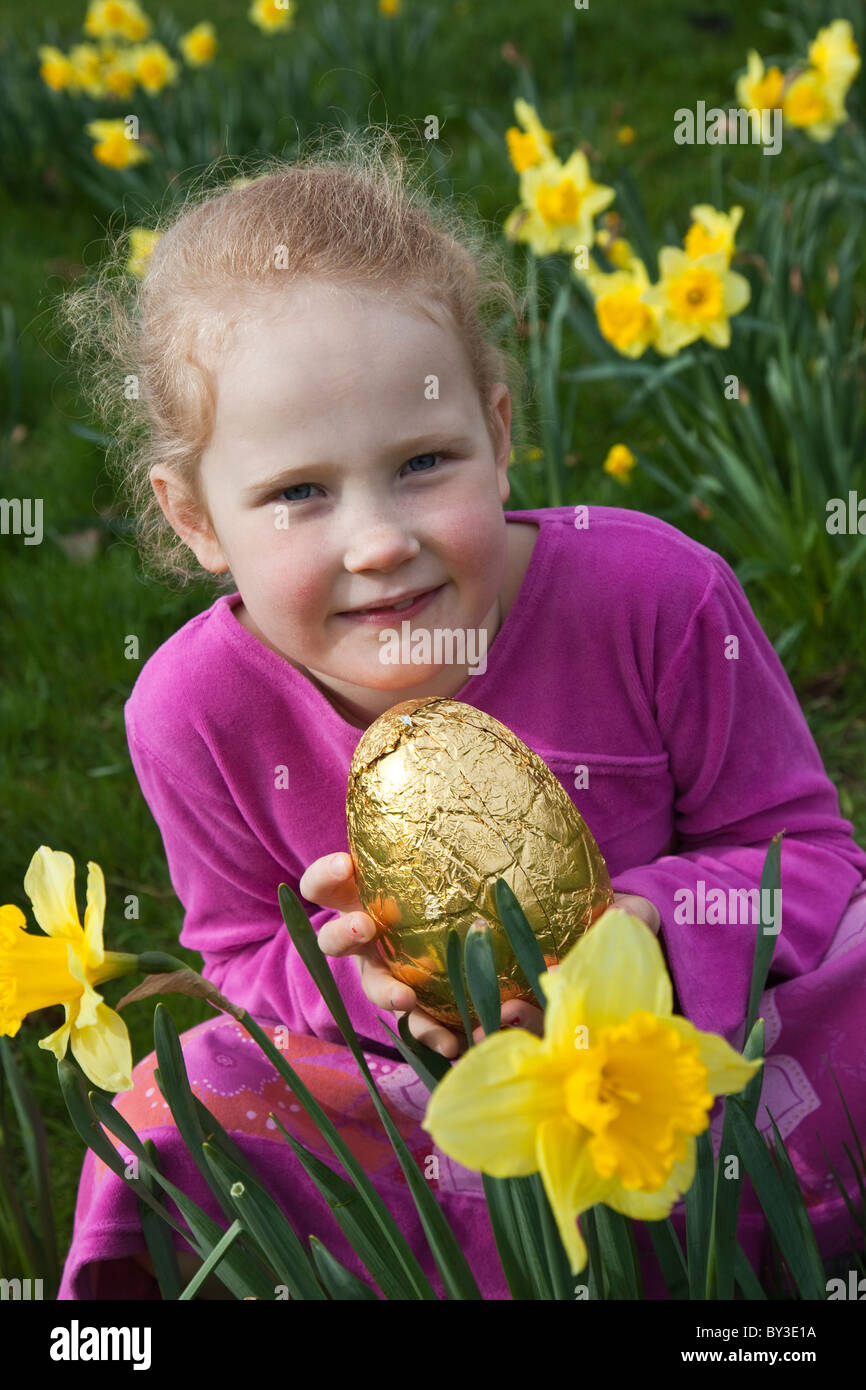 Ragazza su un uovo di Pasqua Caccia in Lancashire, Regno Unito. Foto Stock