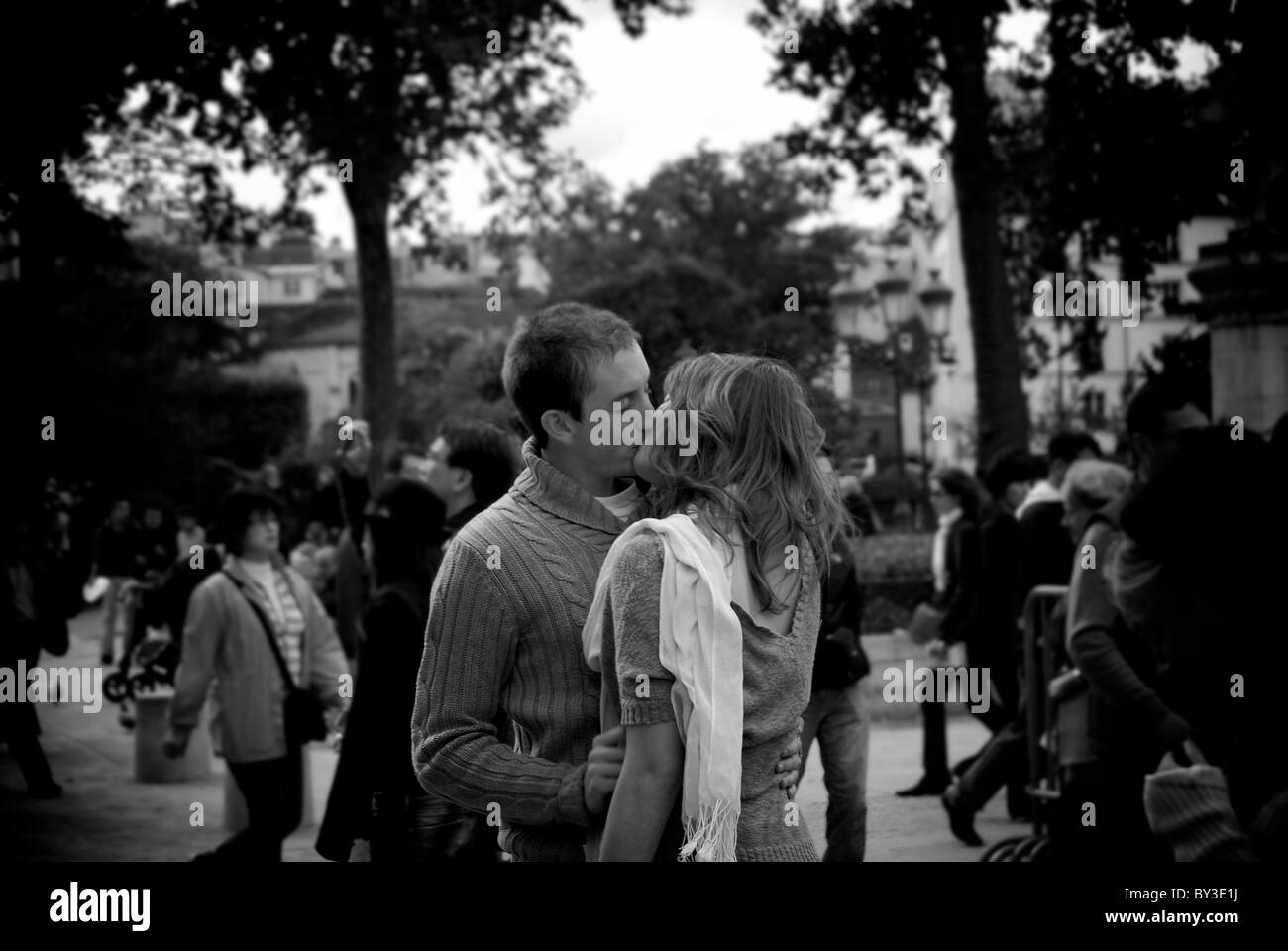 Un romantico bacio in bianco e nero. Foto Stock