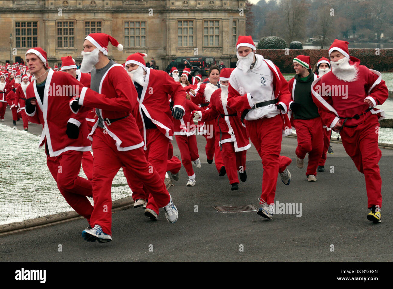 Santa divertente correre in aiuto del sud le lesioni spinali fiducia a Longleat Station Wagon Foto Stock