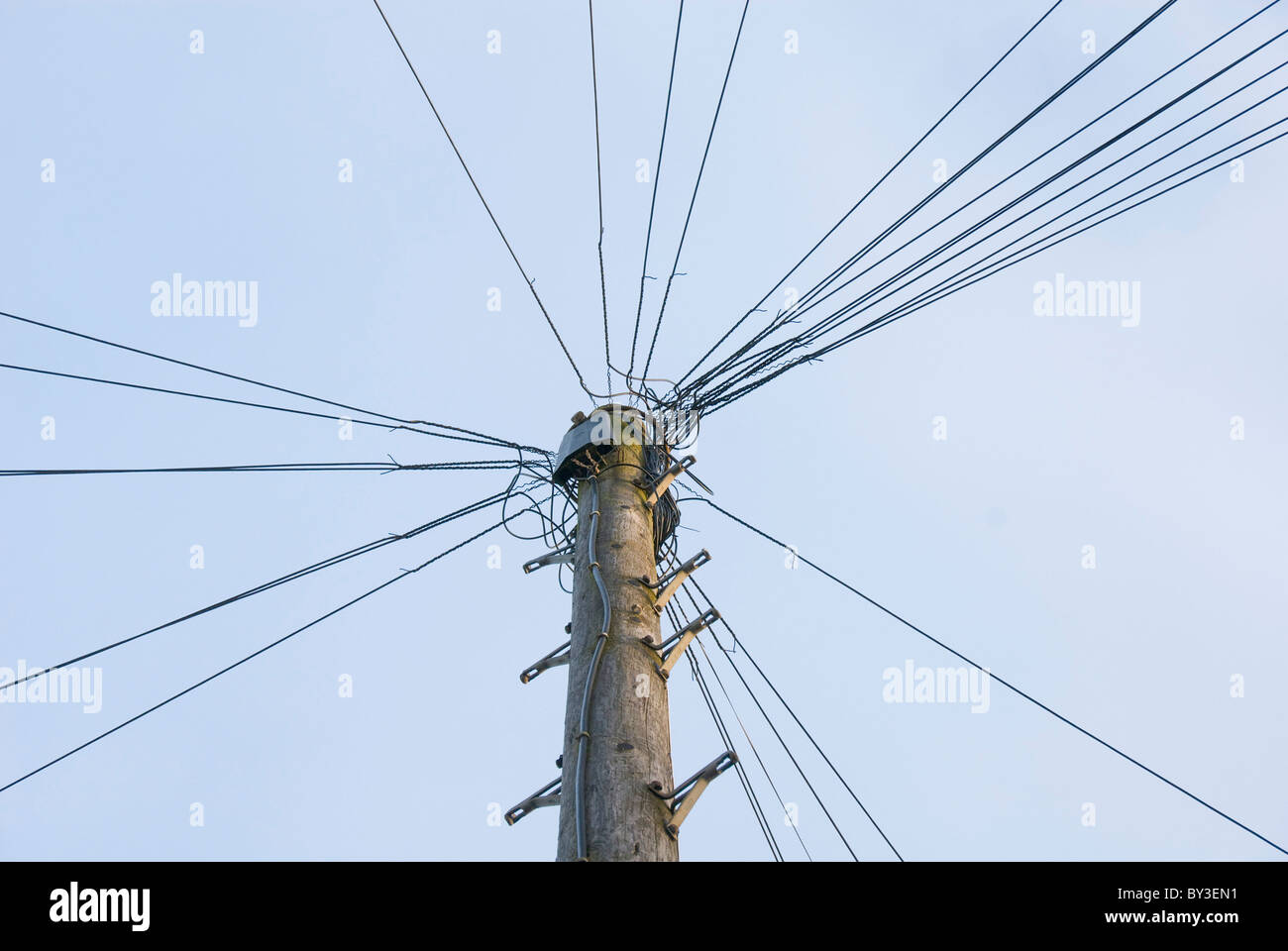 Un palo telefonico con fili, England, Regno Unito Foto Stock