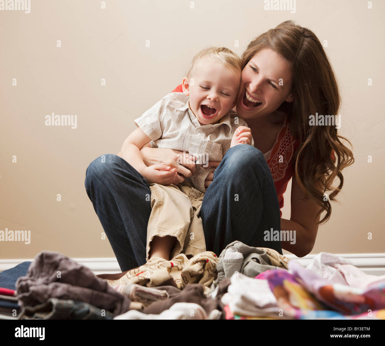 Stati Uniti d'America, Utah, Lehi, madre abbracciando il figlio (18-23 mesi) Foto Stock