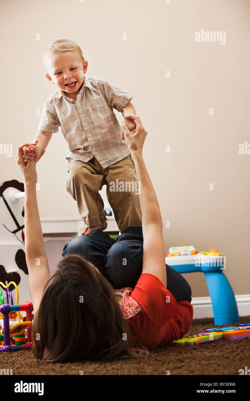 Stati Uniti d'America, Utah, Lehi, madre giocando con il figlio (18-23 mesi) Foto Stock