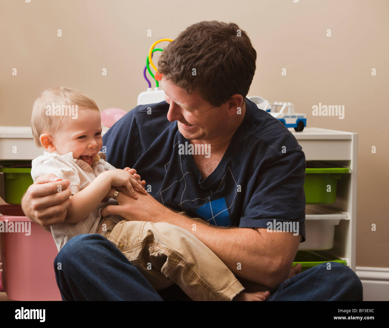 Stati Uniti d'America, Utah, padre solletico figlio (18-23 mesi) Foto Stock