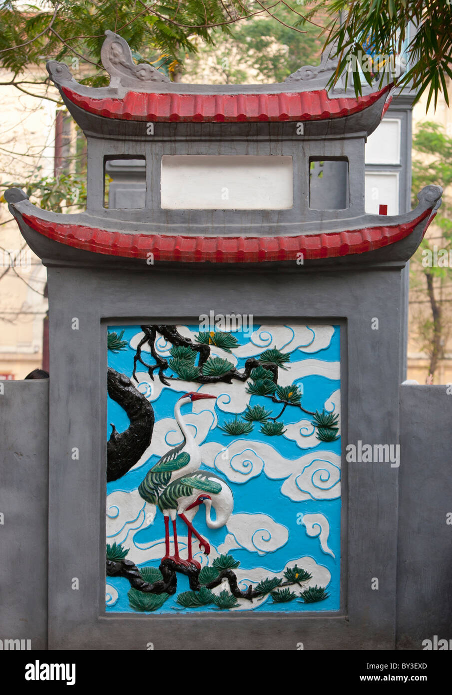 Colorate ceramiche dipinte raffigurante una gru a Ngoc Son tempio sul lago Hoan Kiem in Hanoi Foto Stock