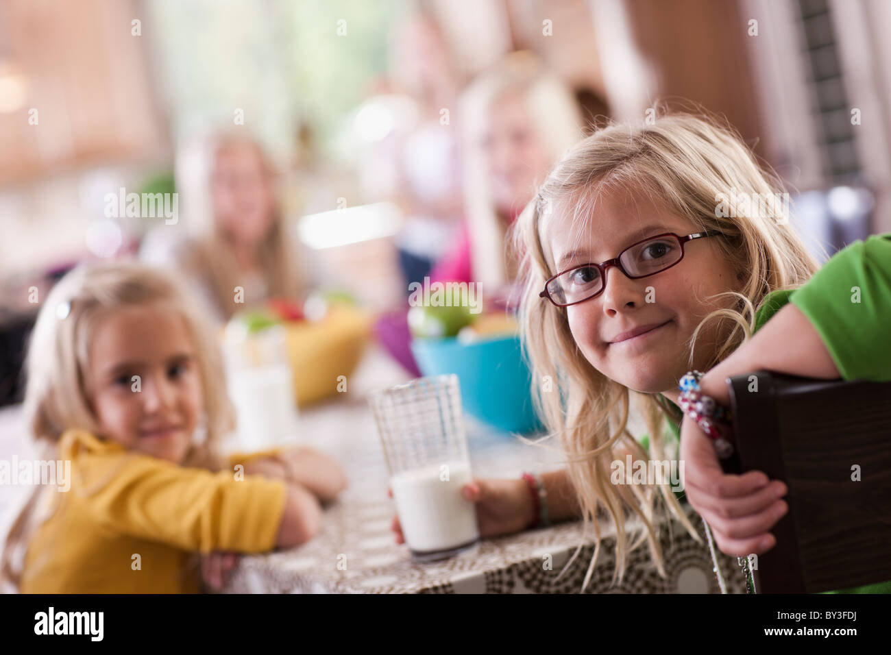 Stati Uniti d'America, Utah, ritratto di famiglia di suore (6-7, 8-9, 12-13, 14-15, 16-17) a tavola Foto Stock