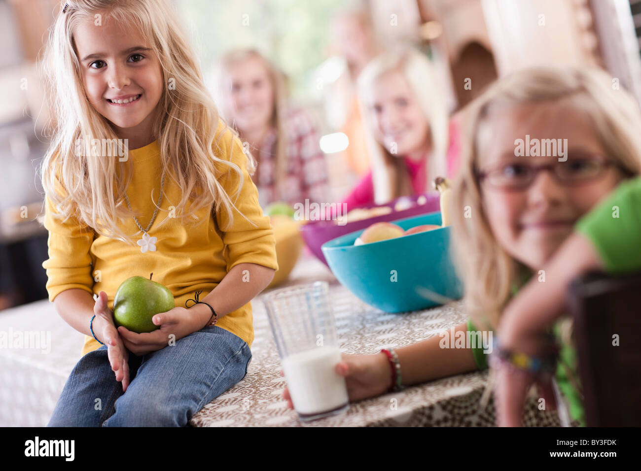 Stati Uniti d'America, Utah, ritratto di famiglia di suore (6-7, 8-9, 12-13, 14-15, 16-17) a tavola Foto Stock