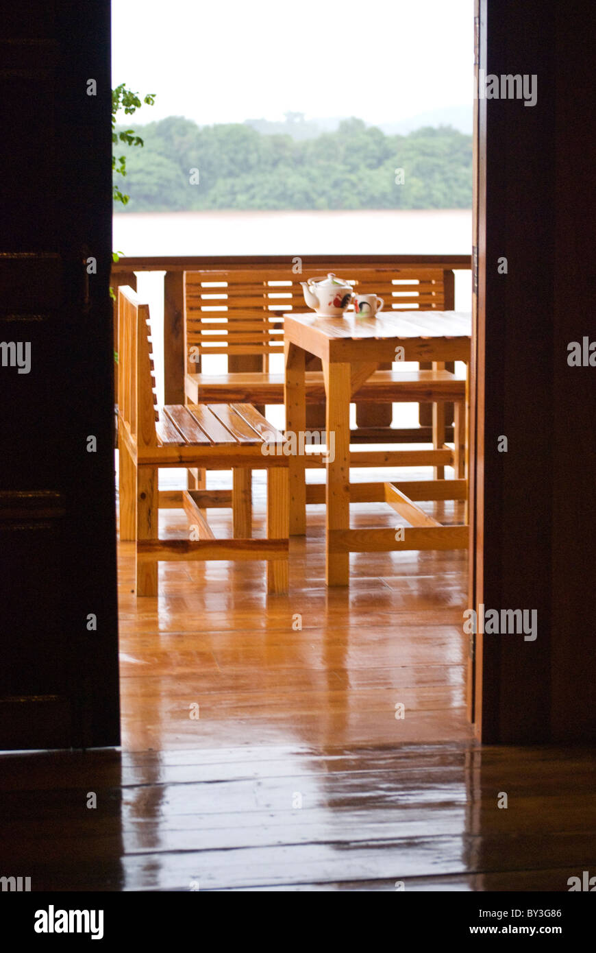 La veranda di una guest house rivolta verso il fiume Mekong nella città vecchia di Chiang Khan, Loei Foto Stock