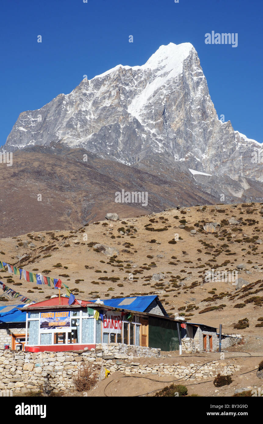 Il picco Taboche torri al di sopra di un trekking lodge a Dingboche in Nepal Foto Stock