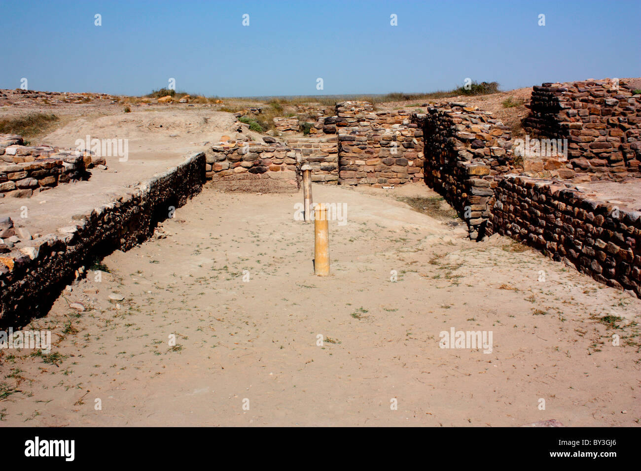 Due poli presso il sito di scavo della civiltà Harappan, Dholavira, Gujarat, India Foto Stock