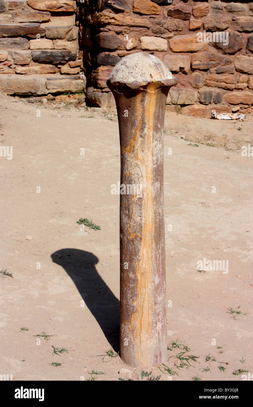 Un polo trovato presso il sito di scavo della civiltà Harappan a Dholavira, Gujarat, India Foto Stock