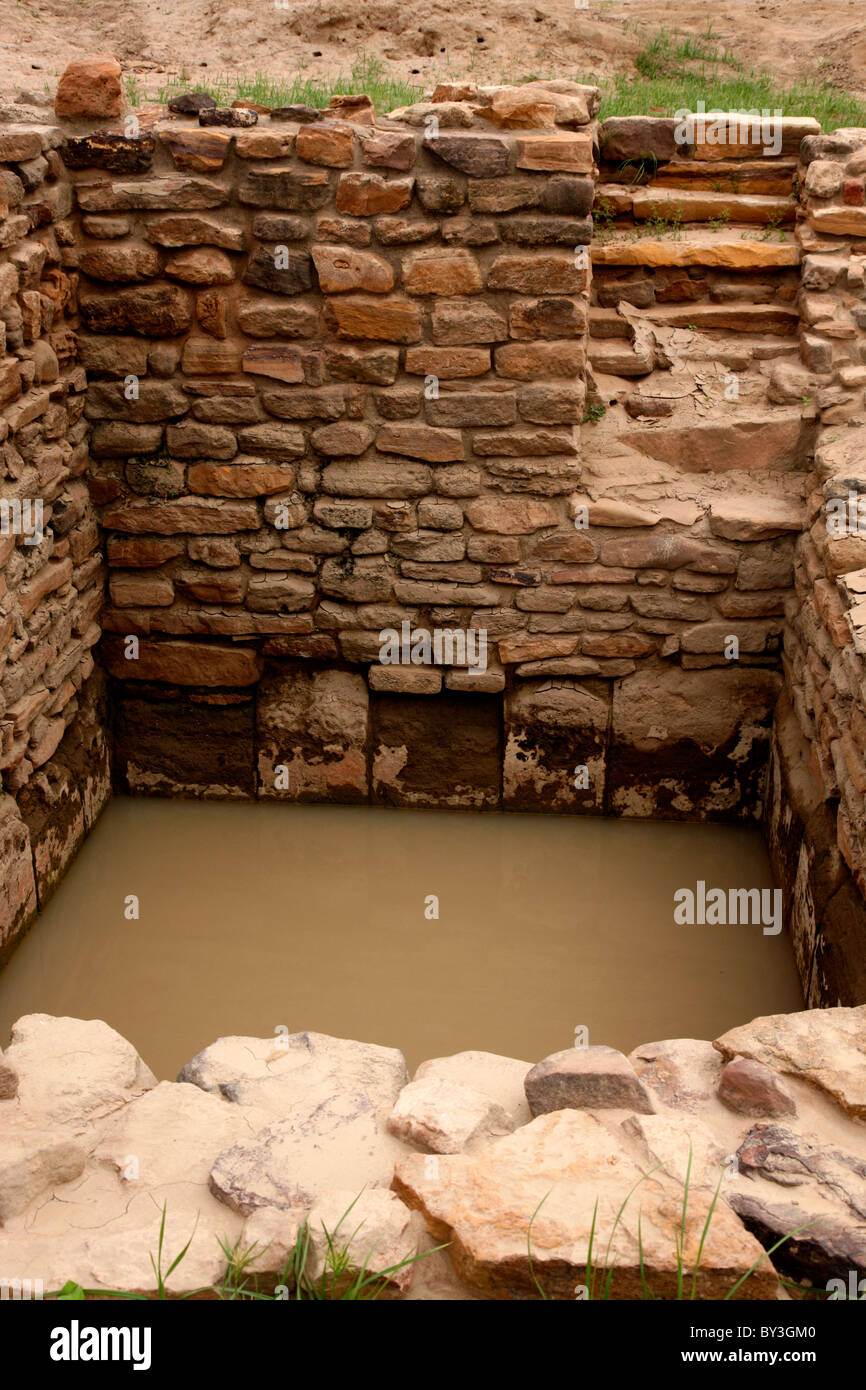 Un gradino di serbatoio di acqua nel sito di scavo della civiltà Harappan a Dholavira, Gujarat, India Foto Stock