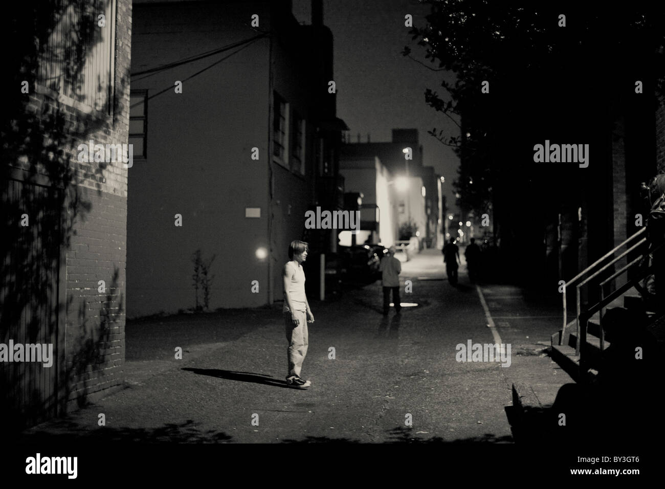 Un giovane senzatetto aspetta di entrare in un rifugio per senzatetto nel quartiere universitario di Seattle il 13 agosto 2010. Foto Stock