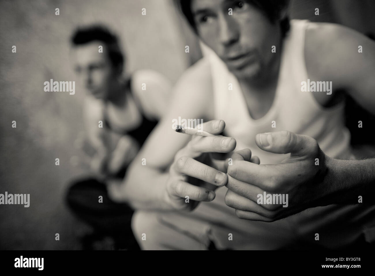 Due giovani senzatetto si ritrovano in un vicolo nel quartiere universitario di Seattle con un amico il 13 agosto 2010. Foto Stock