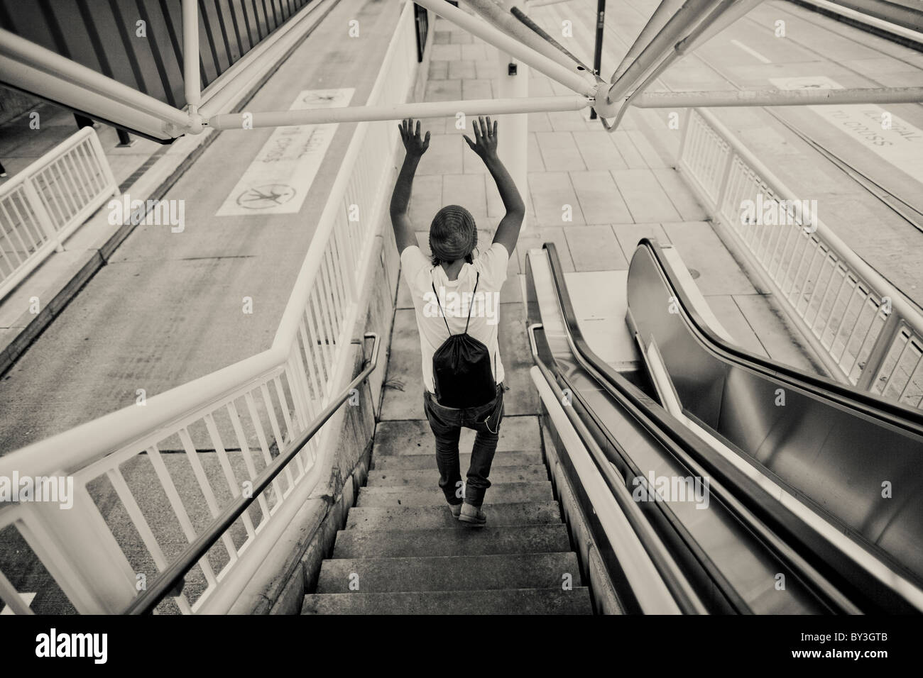 Un senzatetto giovane adulto passeggiate a una fermata degli autobus a Seattle il 22 settembre, 2010 Foto Stock