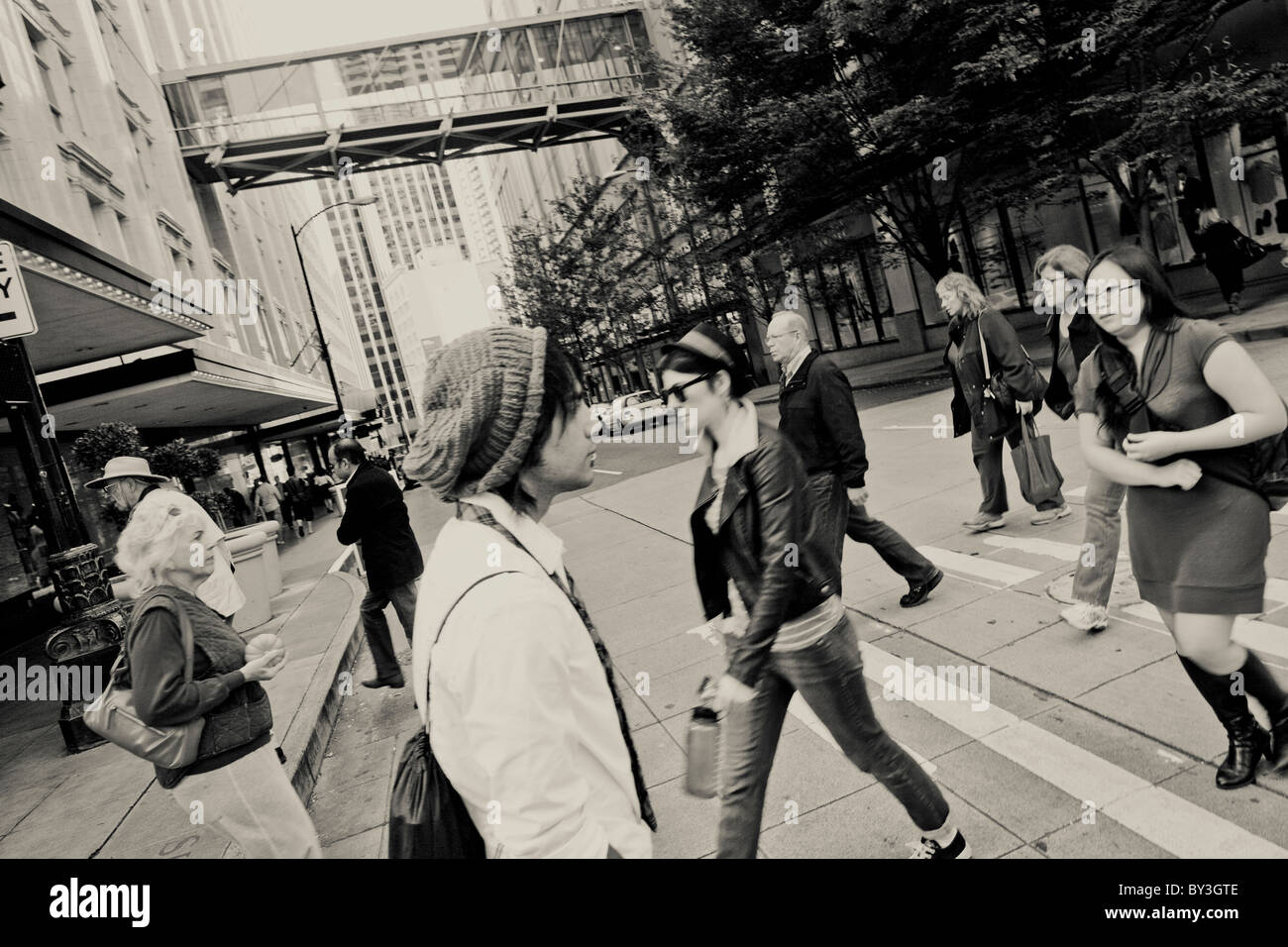 Un senzatetto giovane adulto passeggiate attraverso il centro cittadino di Seattle il 22 settembre, 2010 Foto Stock