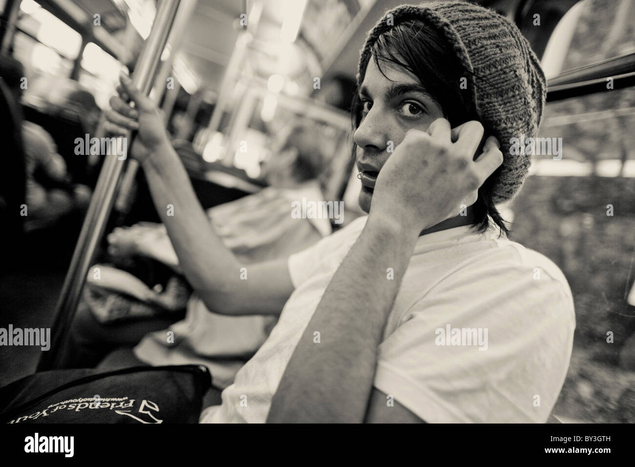 Un senzatetto giovane adulto cavalca un autobus nel centro cittadino di Seattle Foto Stock