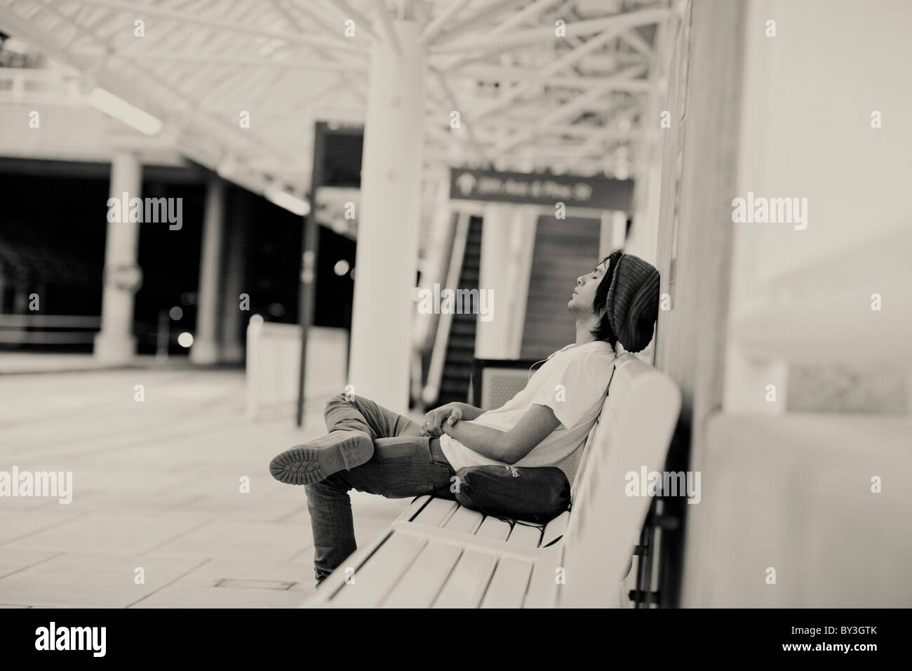 Un senzatetto giovane adulto attende un bus a Seattle il 22 settembre, 2010 Foto Stock