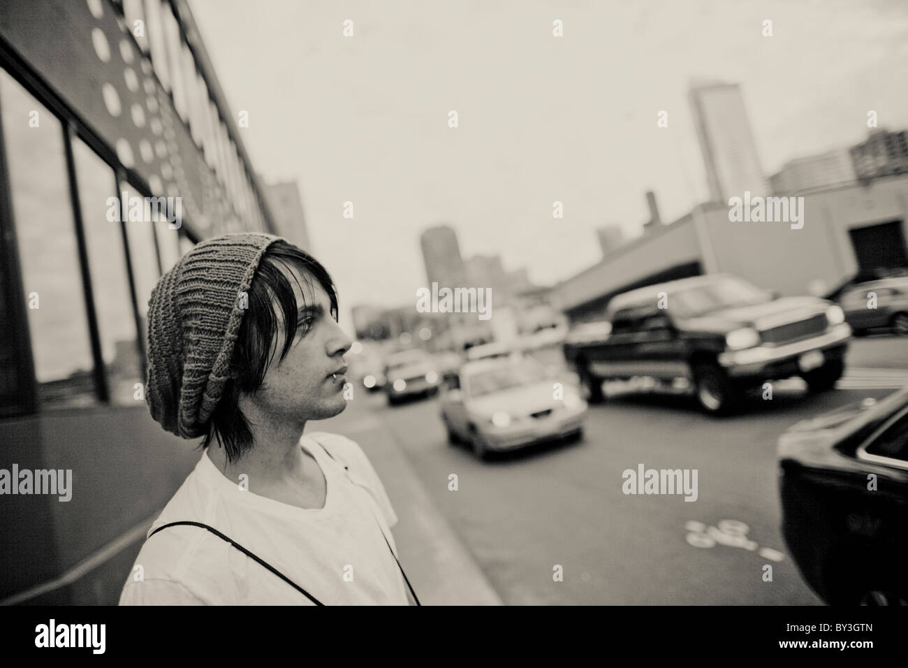 Un senzatetto giovane adulto passeggiate attraverso il centro cittadino di Seattle il 22 settembre, 2010 Foto Stock