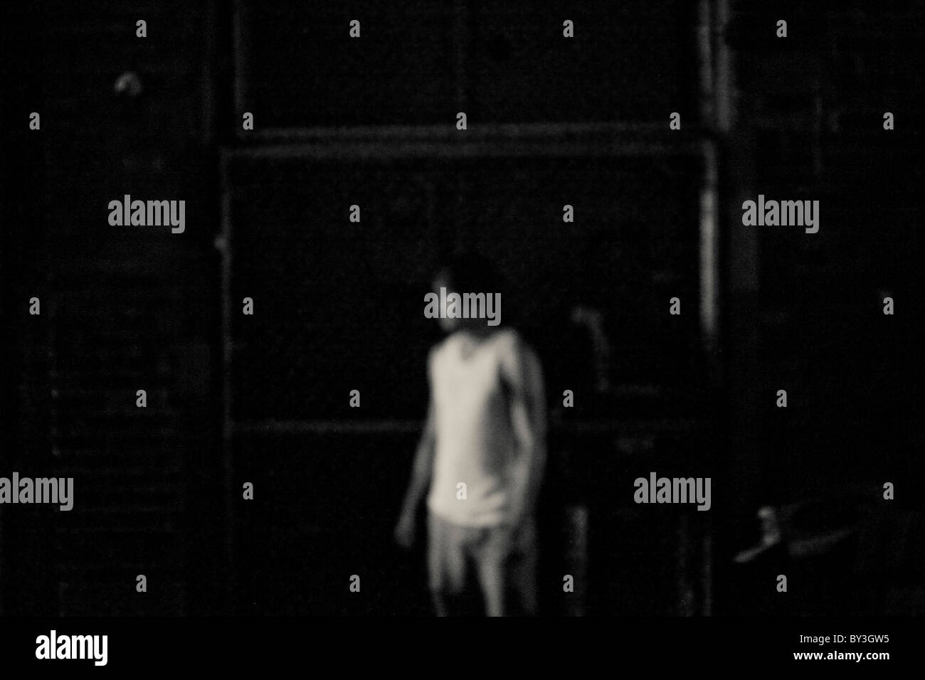 Un giovane senzatetto aspetta di entrare in un rifugio per senzatetto nel quartiere universitario di Seattle il 13 agosto 2010. Foto Stock