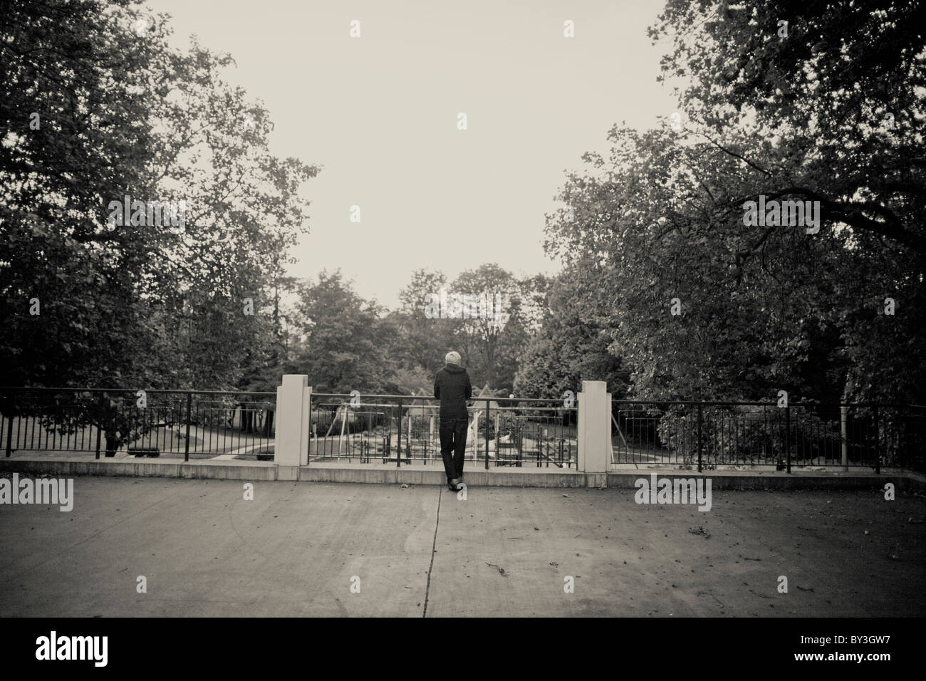 Un senzatetto giovane uomo appeso fuori in un parco a Seattle il quartiere universitario il 13 agosto 2010. Foto Stock