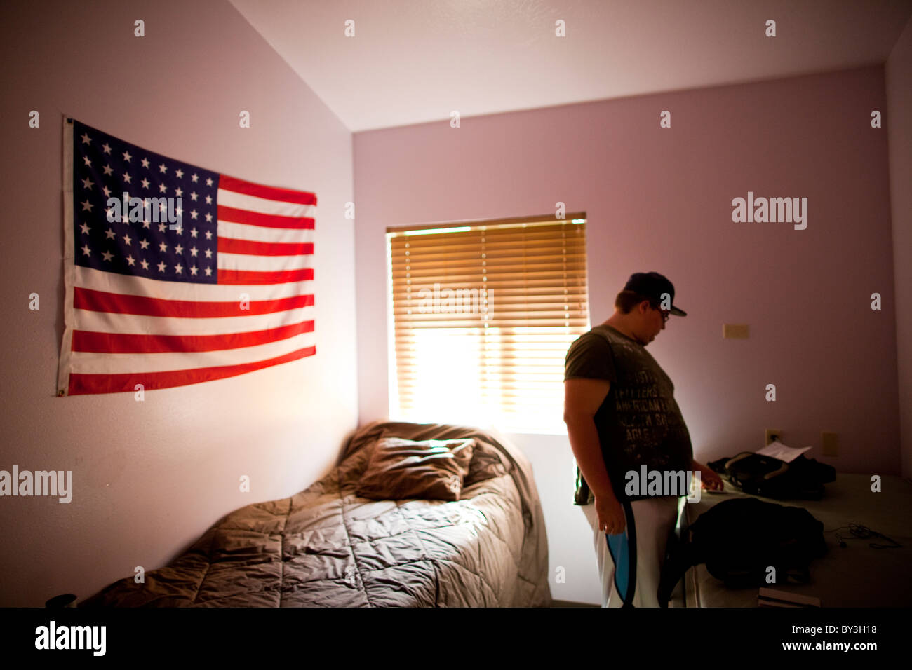Reedley, California, Stati Uniti. Un obeso ragazzo adolescente scorre attraverso il suo iPod a Fonte Academy, una scuola per Foto Stock