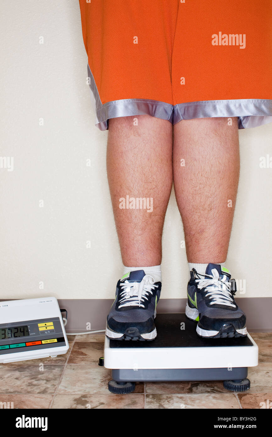 Reedley, California, Stati Uniti. Un obeso ragazzo adolescente pesa sorgivo Academy, una scuola per l'obesità. Foto Stock