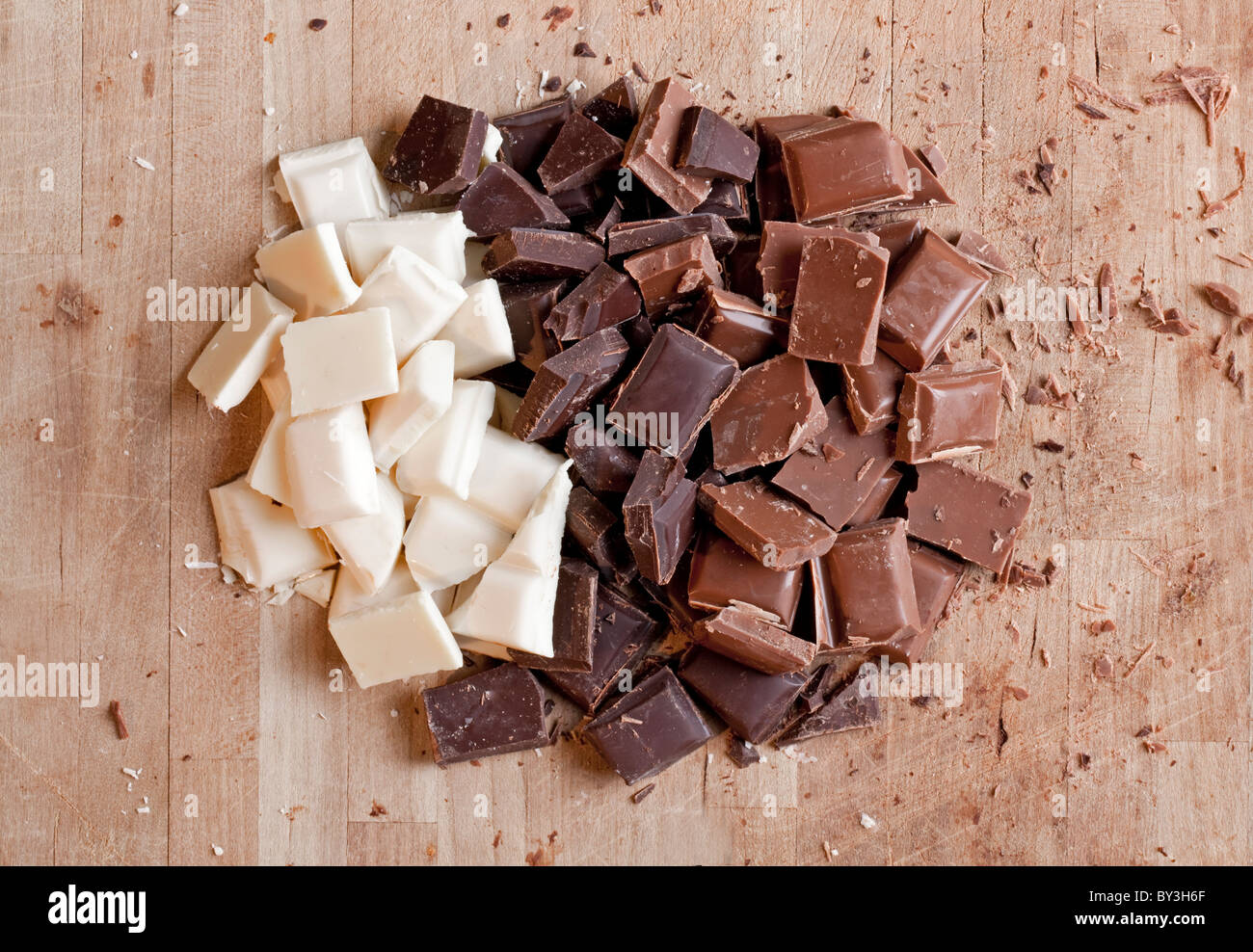 Molti sapori di cioccolato impilati su un tagliere Foto Stock