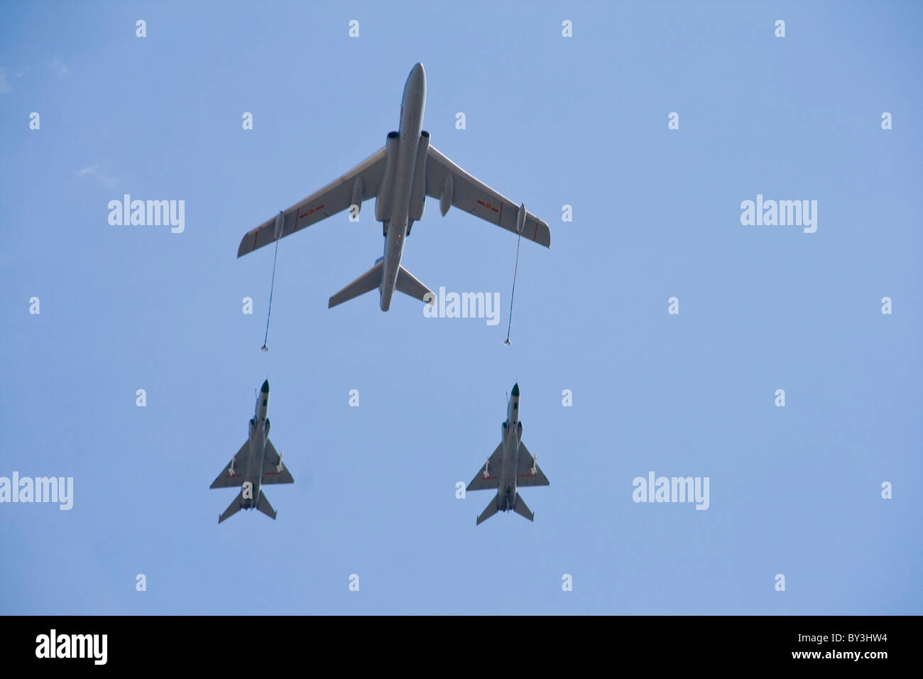 Un piano di rifornimento e il cinese air force jet da combattimento Foto Stock