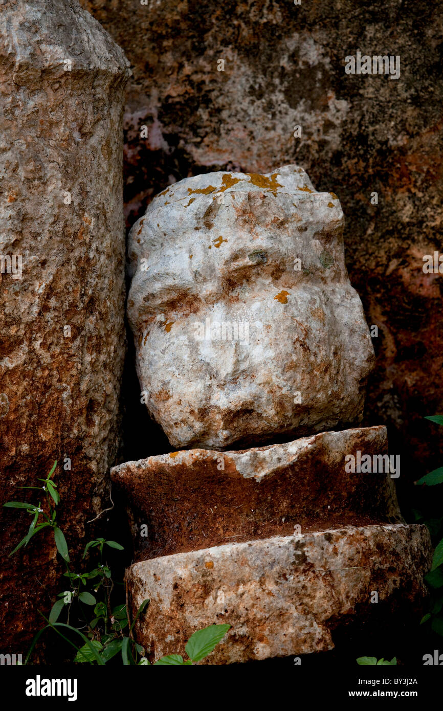 Le figure in stucco, PUCC rovine maya di LABNA, Yucatan, Messico Foto Stock