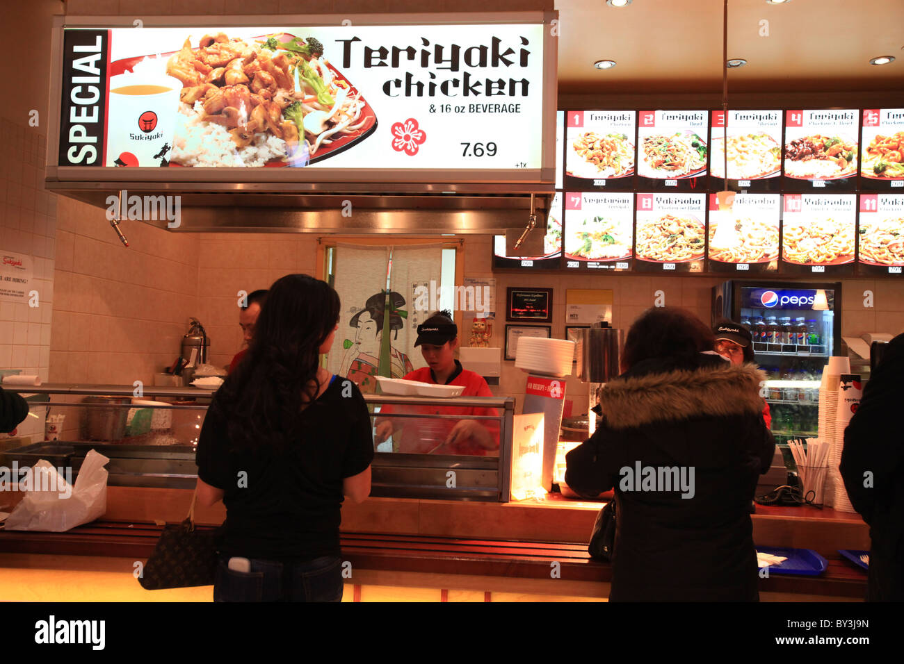 Rinforzo del popolo nel food court area in Vaughan Mills Mall, Ontario, Canada 2010 Foto Stock
