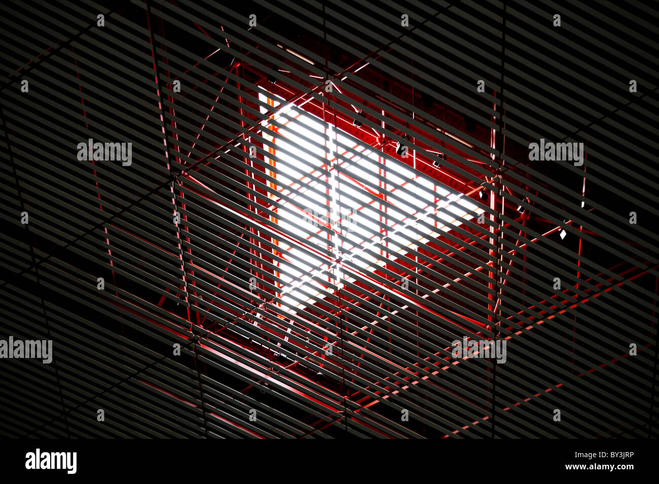 Lucernario nel soffitto del moderno aeroporto Foto Stock