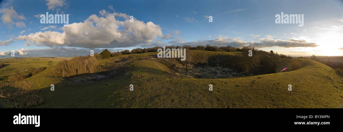 Panorama dei resti del neolitico miniere di selce a Cissbury Ring vicino a Worthing, West Sussex, Regno Unito Foto Stock