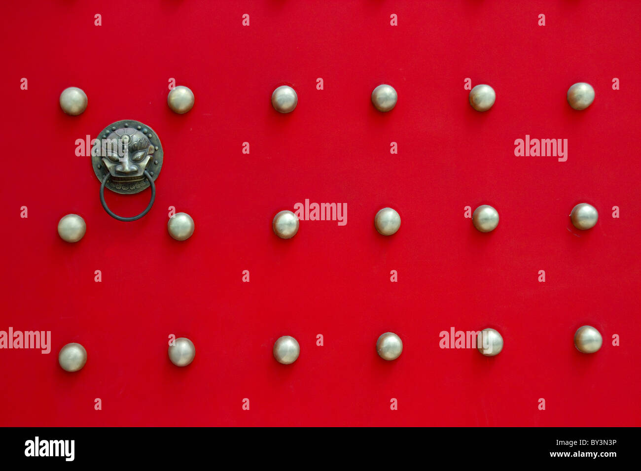 Antico tempio rosso porta a Beijing in Cina Foto Stock