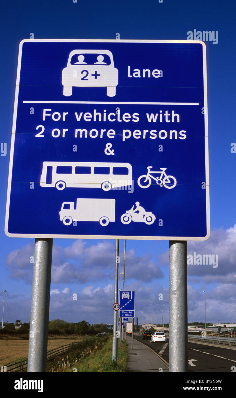 Alta occupazione della corsia del veicolo per due o più persone che viaggiano con lo stesso veicolo Leeds Yorkshire Regno Unito Foto Stock